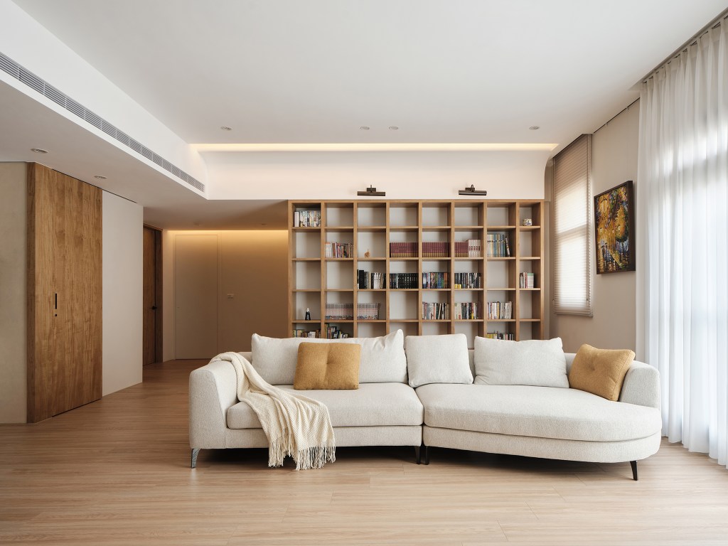 木韻幽境｜主客廳開放空間・木質與光影交織的靜謐氛圍