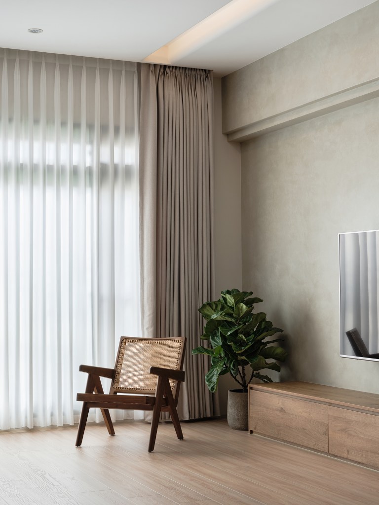 木韻幽境｜客廳沙發區・自然光灑落的生活留白