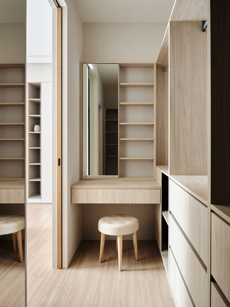 木韻幽境｜更衣室・木紋與柔光交錯的靜謐場域