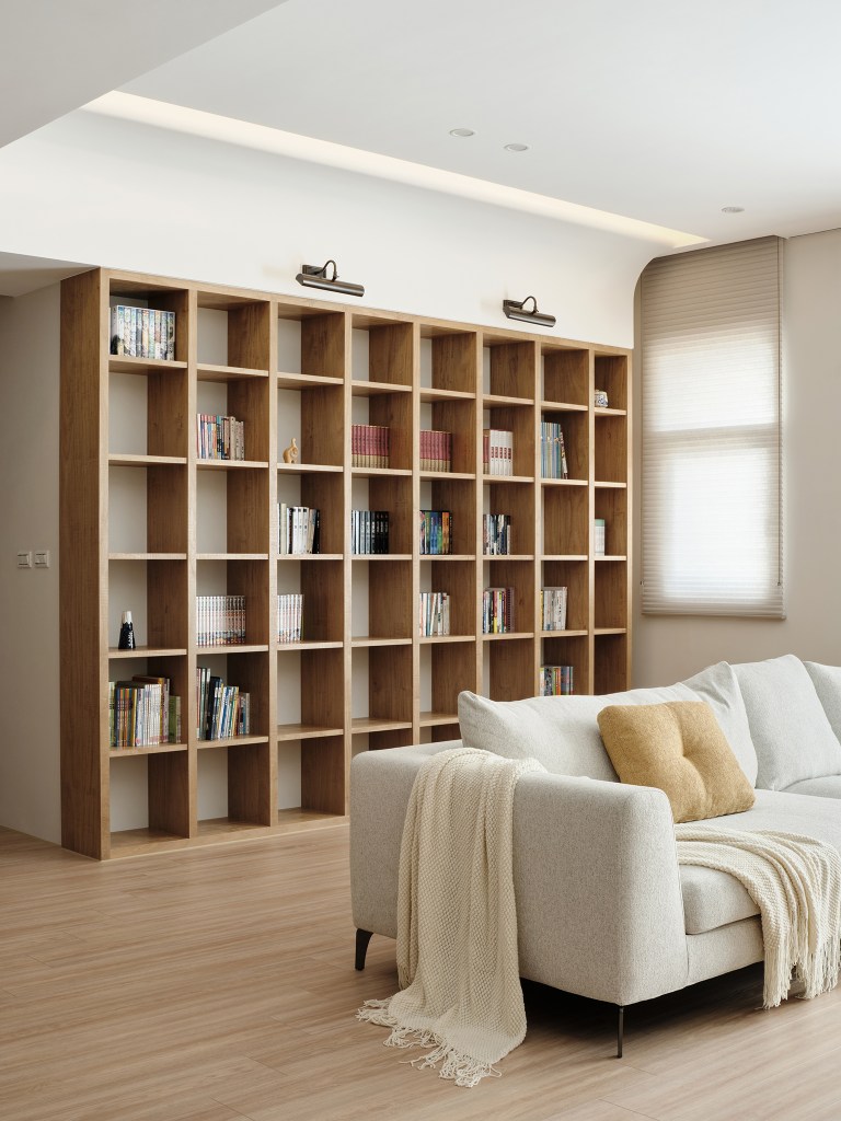 木韻幽境｜客廳書牆設計・木質層架與留白光影