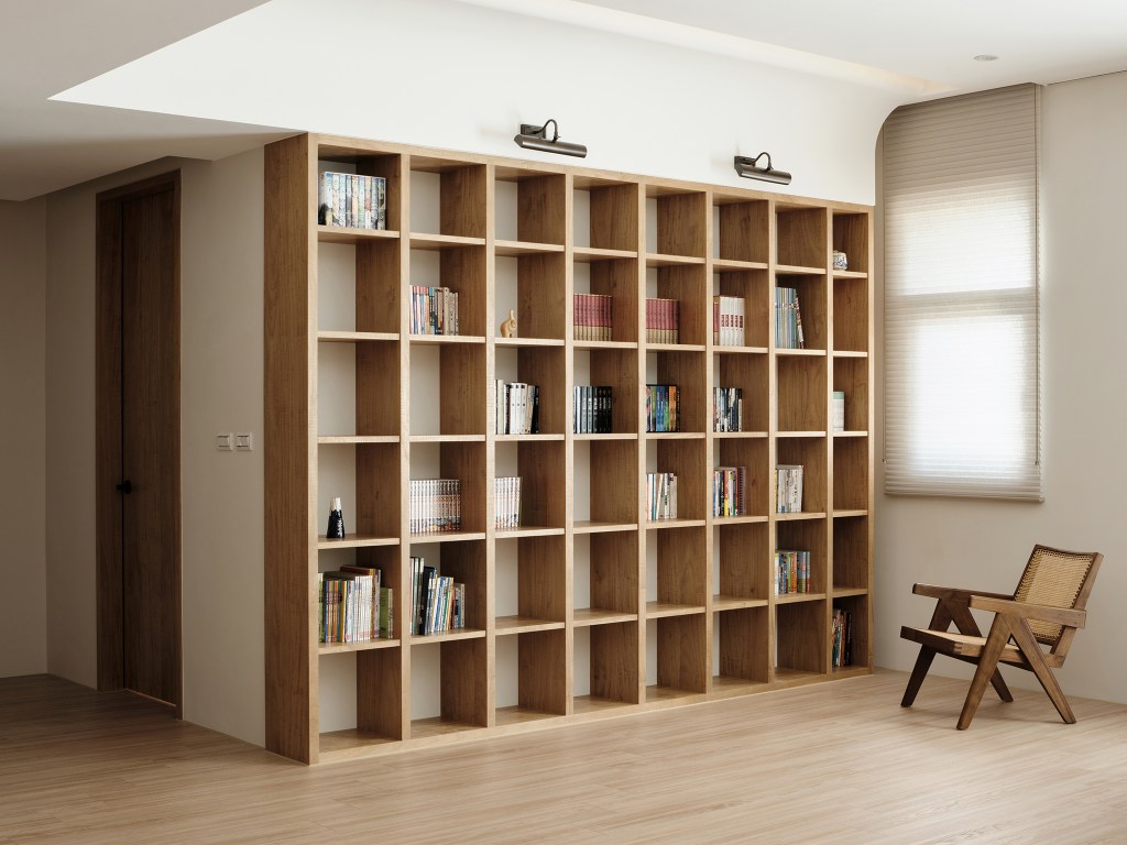 木韻幽境｜閱讀角落・木書牆與自然光融合的靜謐氛圍