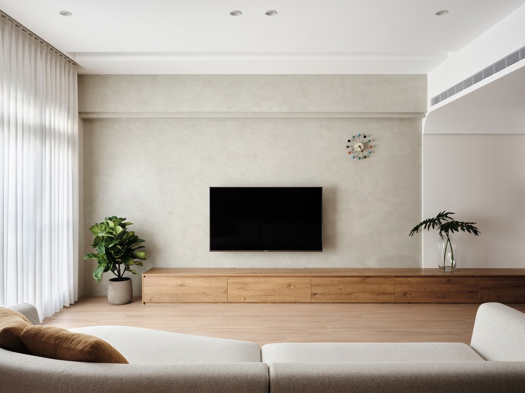 木韻幽境｜客廳電視牆・木質與灰牆的靜謐對話