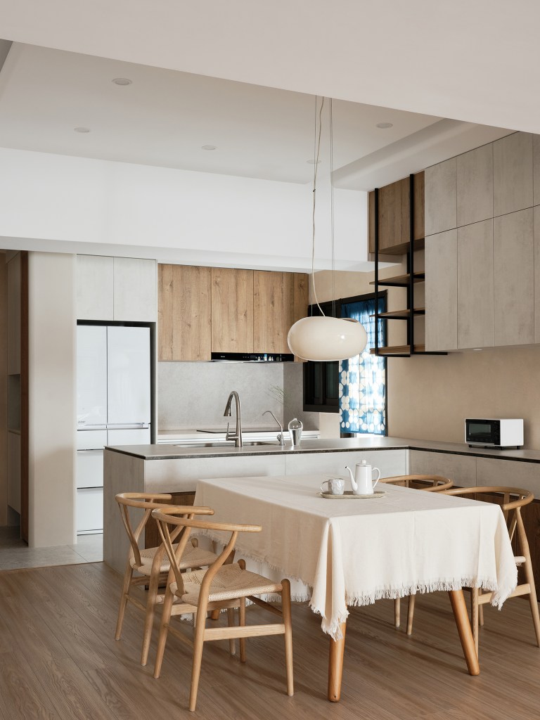 木韻幽境｜餐廚空間的自然光與木質層次・新竹住宅設計