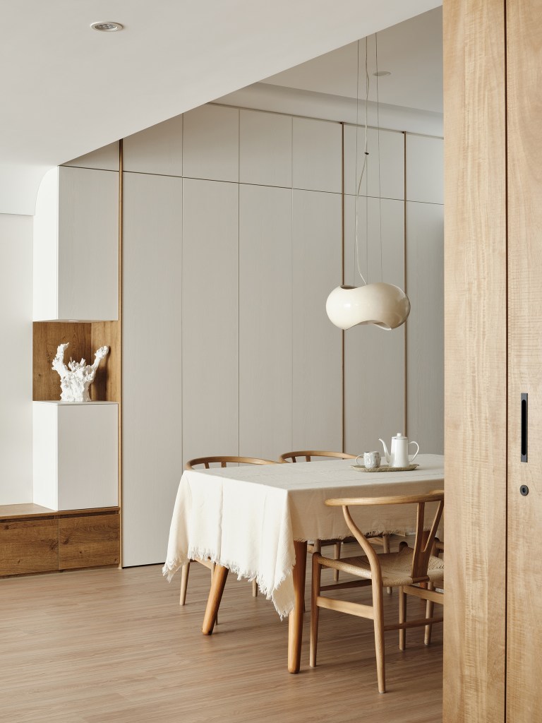 木韻幽境｜餐廳區・木材質與白牆交織的光影節奏